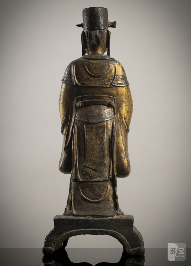 A gilt-bronze of Tianguan on a pedestal, holding a sceptre - 图2